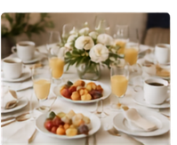 Desayuno empresarial con café, fruta y pan