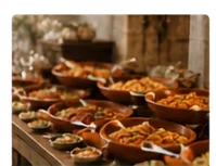 Mesa con guisados y opciones de comida
